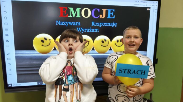 Uczniowie klasy II podczas warsztatów z pedagogiem specjalnym na temat: „Emocje- nazywam, rozpoznaję, wyrażam”.