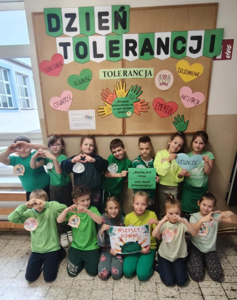 2. Uczniowie klasy II podczas obchodów Międzynarodowego Dnia Tolerancji