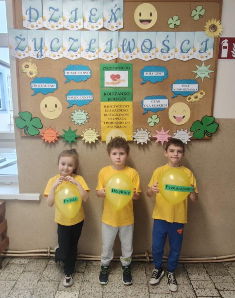 Uczniowie klasy II podczas obchodów Dnia Życzliwości