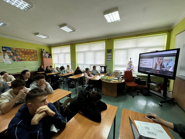 Uczniowie klasy VIII w czasie zajęć „Hejt rówieśniczy.