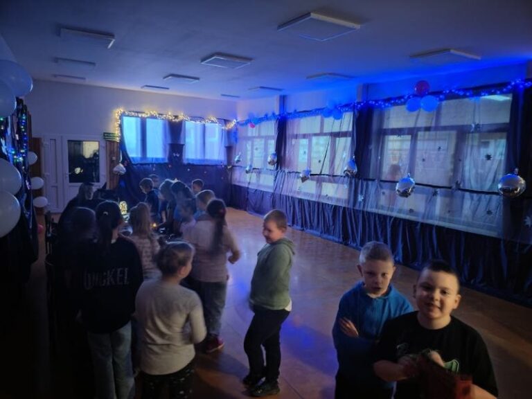 Uczniowie klasy oczekują na wróżby