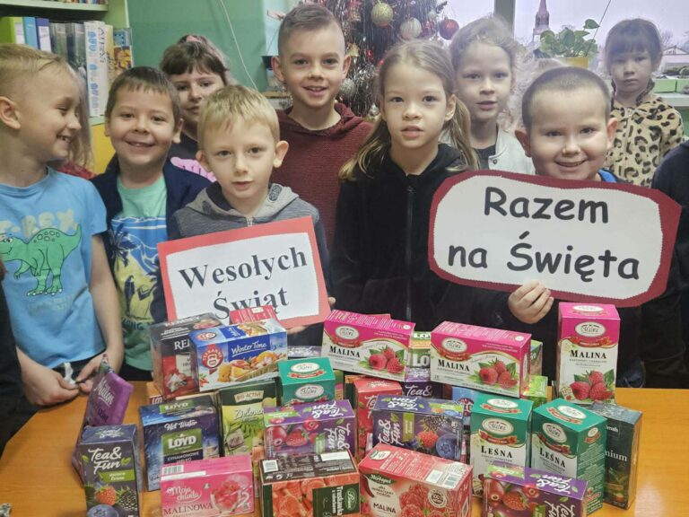 Uczniowie kl. I z podarkami