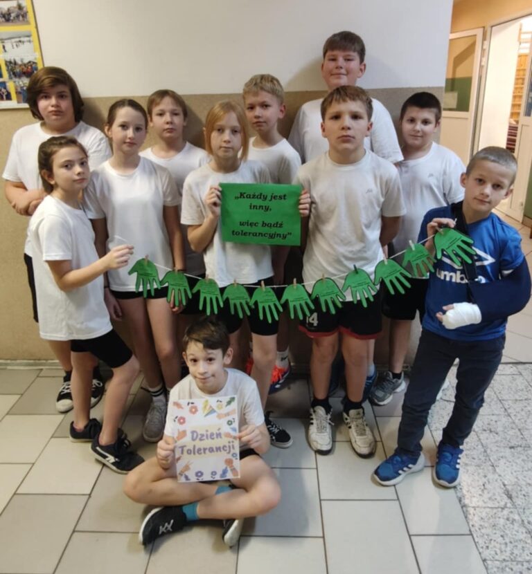3. Klasa V podczas obchodów Międzynarodowego Dnia Tolerancji – wykonanie łańcucha dłoni