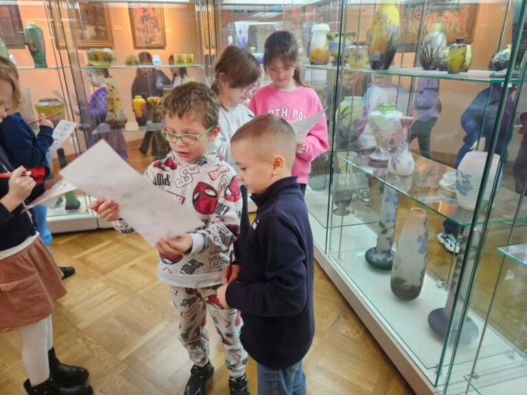 Uczniowie podczas zwiedzania