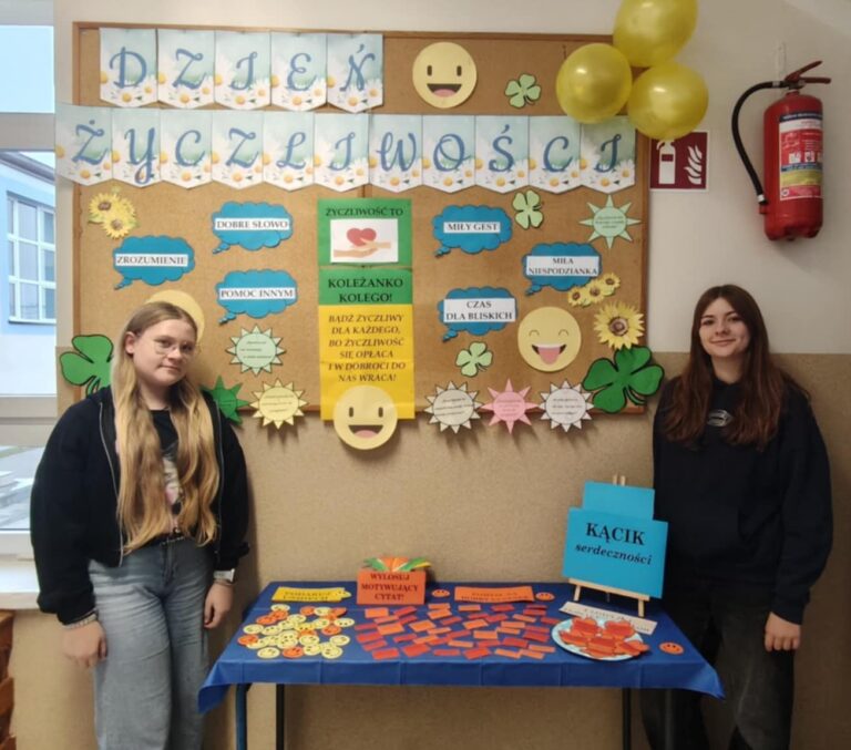 Uczennice klasy VII podczas obchodów Dnia Życzliwości