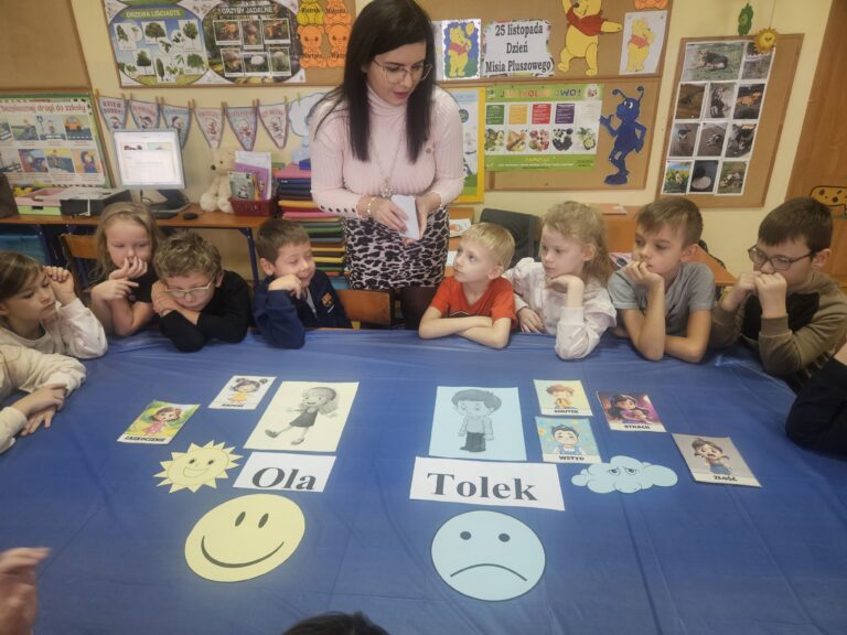 Klasa I podczas warsztatów z pedagogiem specjalnym na temat: „Emocje- nazywam, rozpoznaję, wyrażam”.