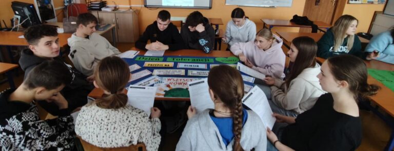 4. Klasa VIII podczas zajęć z pedagogiem specjalnym na temat tolerancji.
