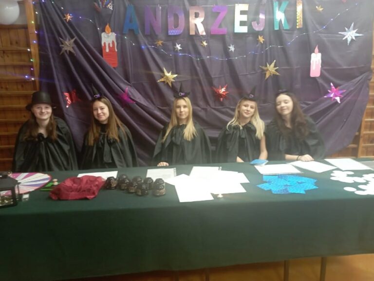 Dziewczęta z klasy VIII jako wróżki