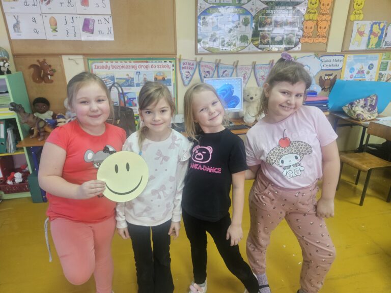 Uczniowie klasy I podczas warsztatów z pedagogiem specjalnym na temat: „Emocje- nazywam, rozpoznaję, wyrażam”.