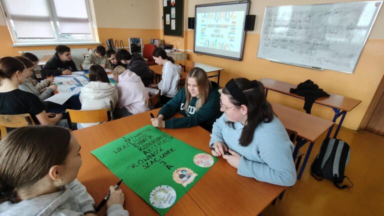 4. Klasa VIII podczas zajęć z pedagogiem specjalnym na temat tolerancji.