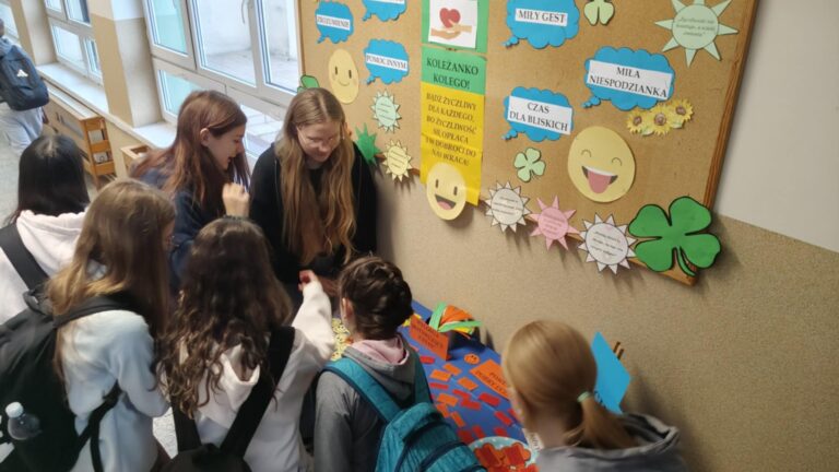Uczniowie podczas obchodów Dnia Życzliwości - Kącik serdeczności