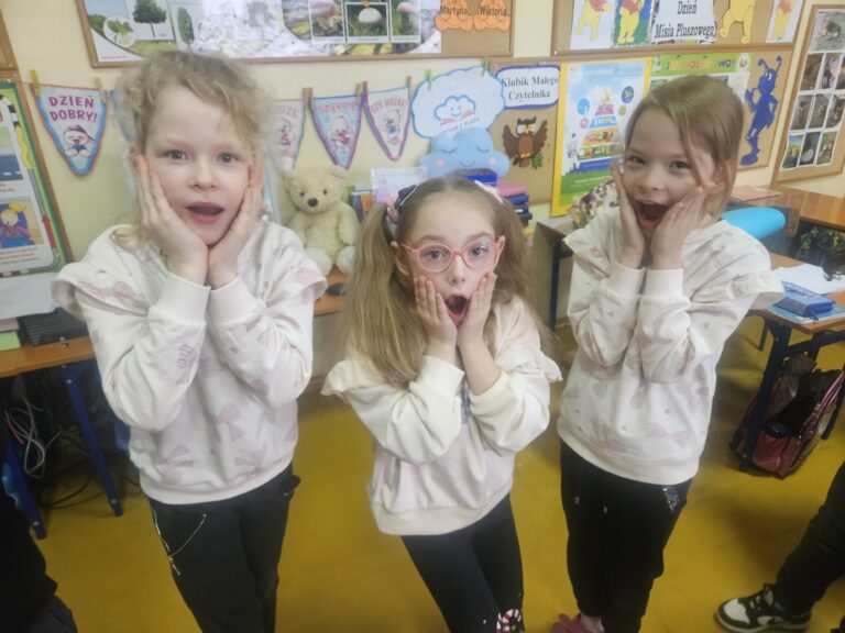 Klasa I podczas warsztatów z pedagogiem specjalnym na temat: „Emocje- nazywam, rozpoznaję, wyrażam”.