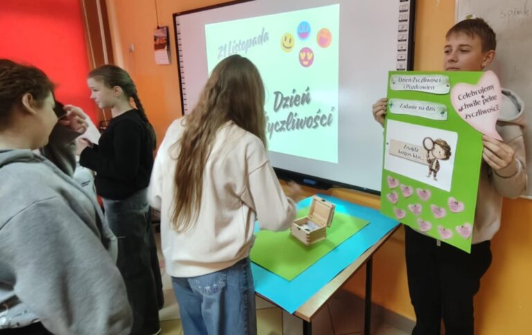 Uczniowie klasy VII podczas zajęć z pedagogiem specjalnym – „Szkatułka życzliwości – podejmij wyzwanie”