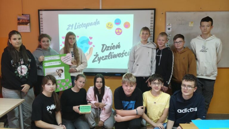 Uczniowie klasy VII podczas zajęć z pedagogiem specjalnym na temat życzliwości 