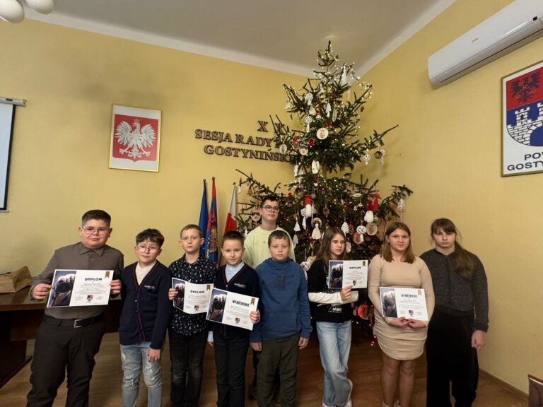 Pamiątkowa fotografia laureatów i wyróżnionych z naszej szkoły.