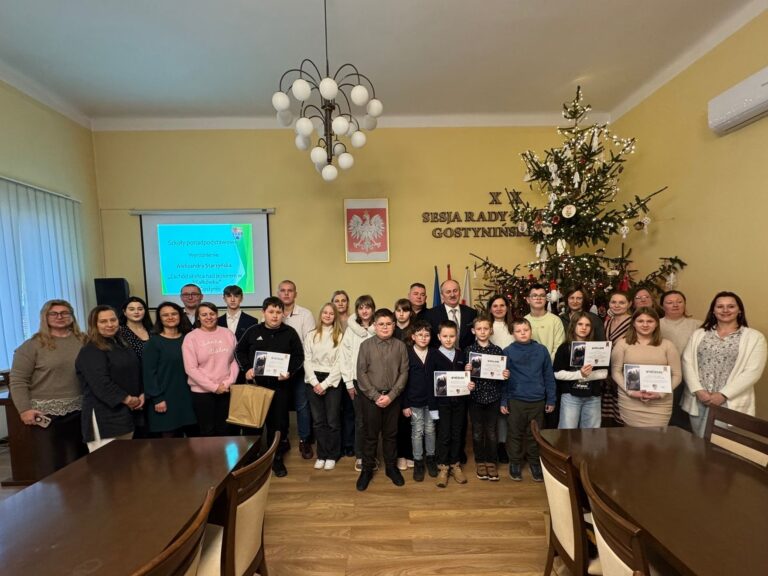 Pamiątkowa fotografia laureatów i wyróżnionych z organizatorami konkursu.