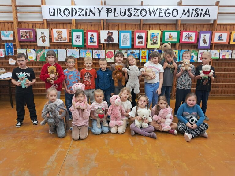 Pierwszoklasiści ze swoimi misiami