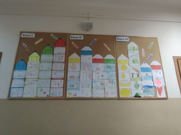 Prace dzieci, kredkami, które same wykonały.