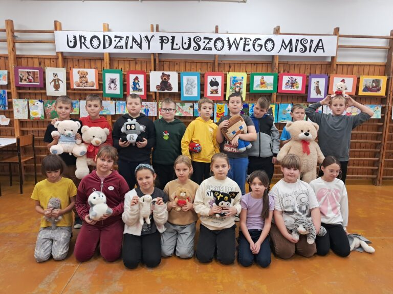 Uczniowie z kl. III z pluszakami