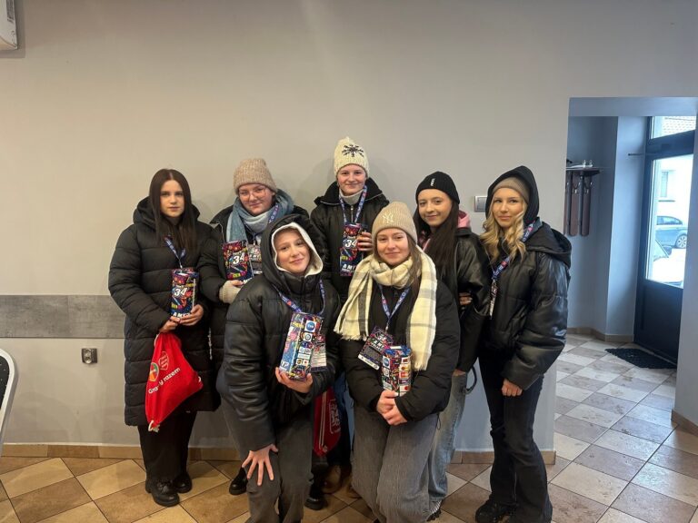 Wolontariuszki w czasie zbiórki w remizie OSP w Pacynie.