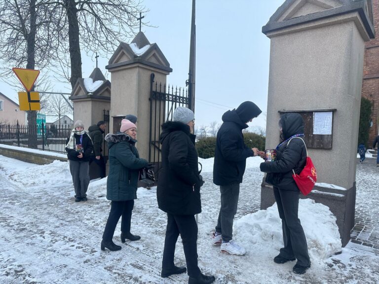 Kwesta WOŚP pod kościołem w Pacynie.