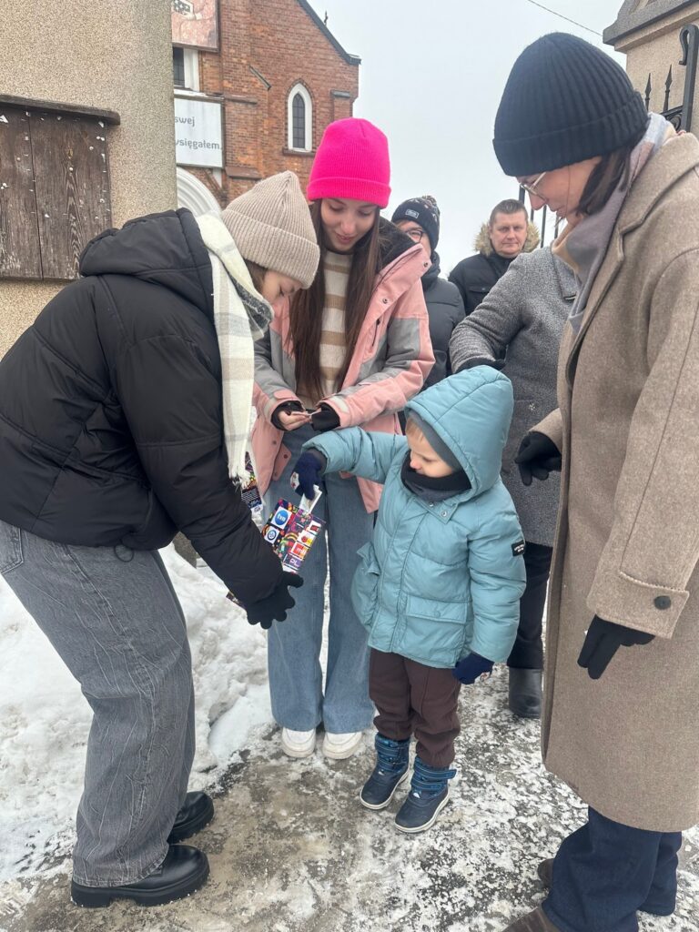 Kwesta WOŚP pod kościołem w Pacynie.