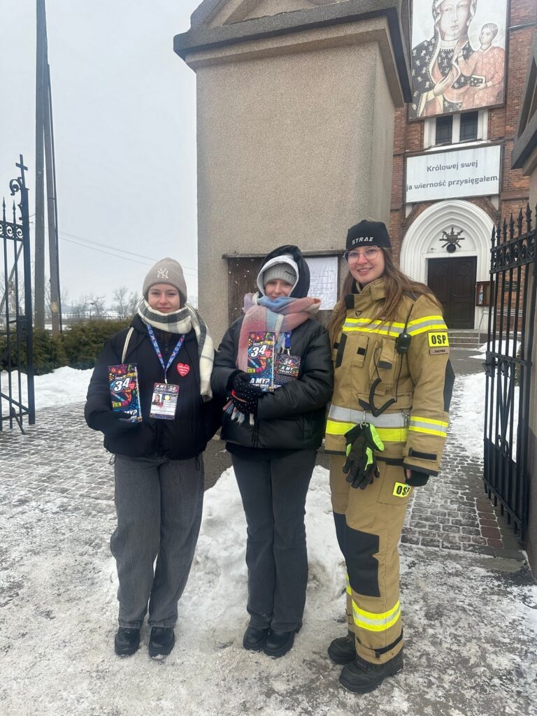 Kwesta WOŚP pod kościołem w Pacynie.