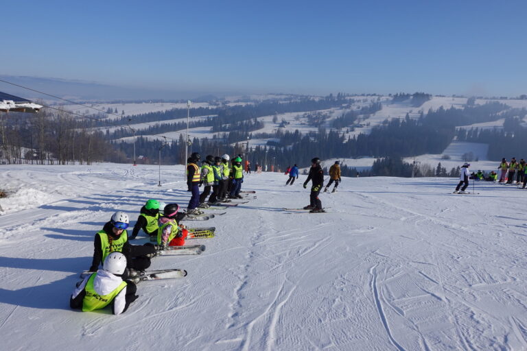 Uczniowie słuchają wyjaśnień instruktora.