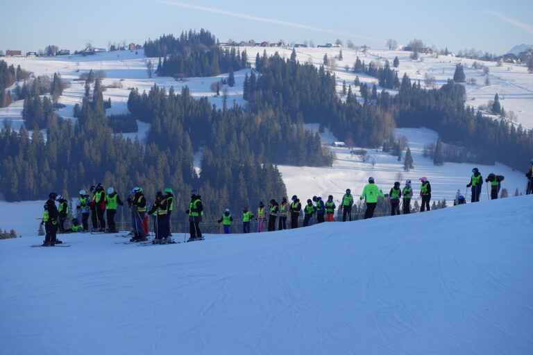Grupa średniozaawansowana i zaawansowana z instruktorami.