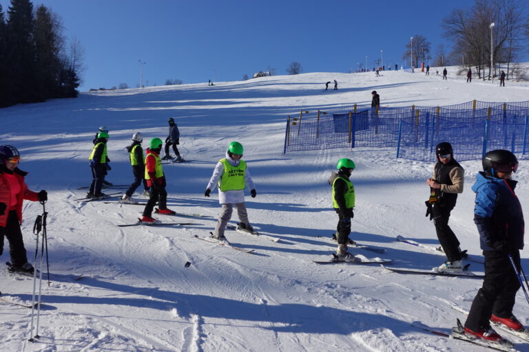 Grupa początkująca zjeżdża do wyciągu
