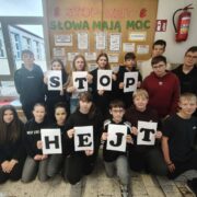 Klasa VII podczas akcji „STOP HEJT”.
