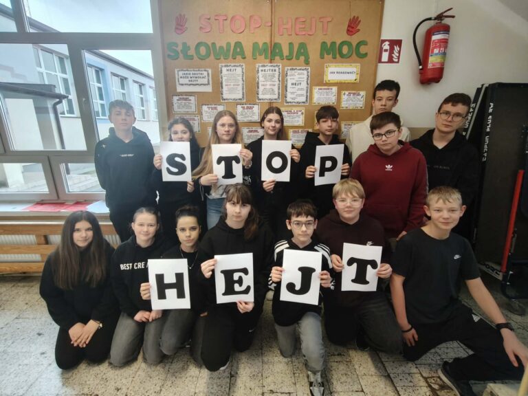 Klasa VII podczas akcji „STOP HEJT”.