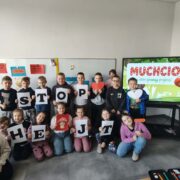 Klasa II podczas warsztatów z pedagogiem specjalnym na temat „Słowa mają moc – STOP HEJT”.