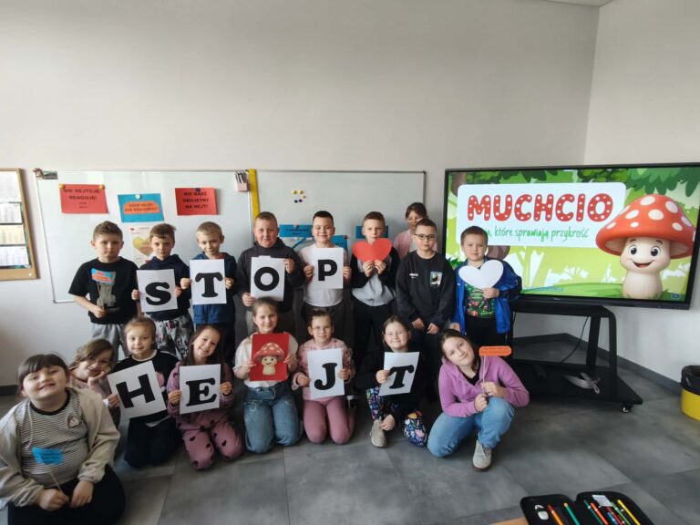 Klasa  II podczas warsztatów z pedagogiem specjalnym na temat „Słowa mają moc – STOP HEJT”.