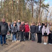 Delegacja uczniów na uroczystości w Gaśnem