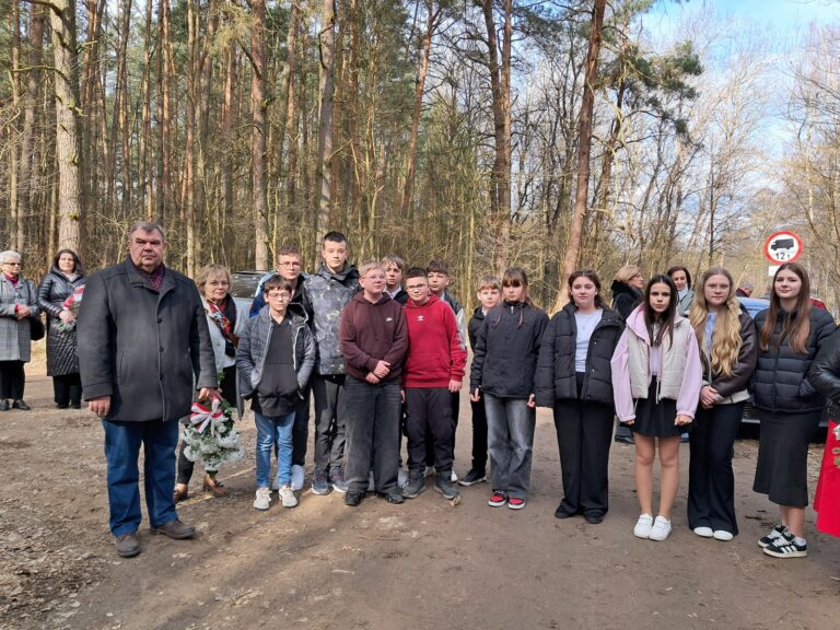 Delegacja uczniów na uroczystości w Gaśnem