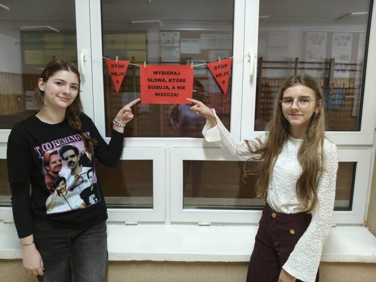 Uczennice klasy VII podczas akcji „STOP HEJT”.
