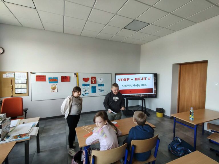 Uczniowie klasy II podczas warsztatów z pedagogiem specjalnym na temat „Słowa mają moc- STOP HEJT”.