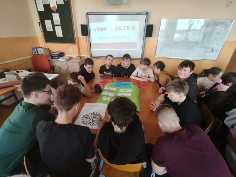 Klasy VI podczas warsztatów z pedagogiem specjalnym na temat „Słowa mają moc – STOP HEJT”.