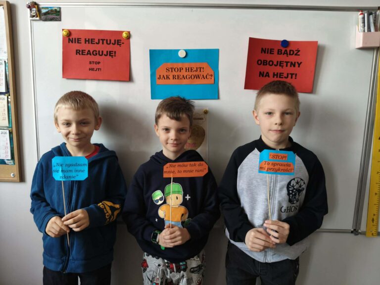 Uczniowie klasy II podczas warsztatów z pedagogiem specjalnym – STOP HEJT - jak reagować?