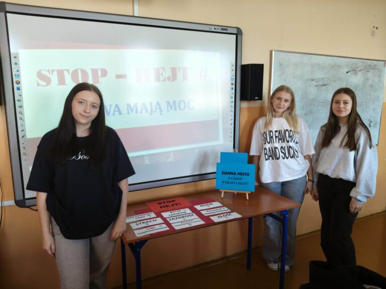 Uczennice klasy VIII podczas warsztatów z pedagogiem specjalnym na temat „Słowa mają moc – STOP HEJT”.