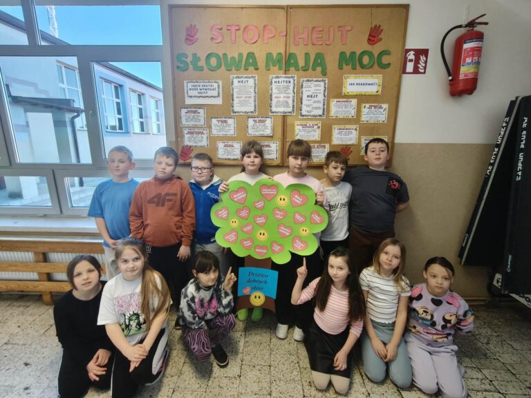 Klasa III z Drzewem Dobrego Słowa podczas akcji „STOP HEJT”.