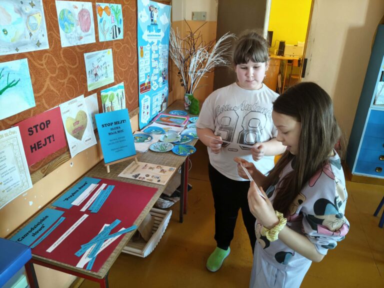Uczniowie klasy  III podczas warsztatów z pedagogiem specjalnym na temat „Słowa mają moc – STOP HEJT”.