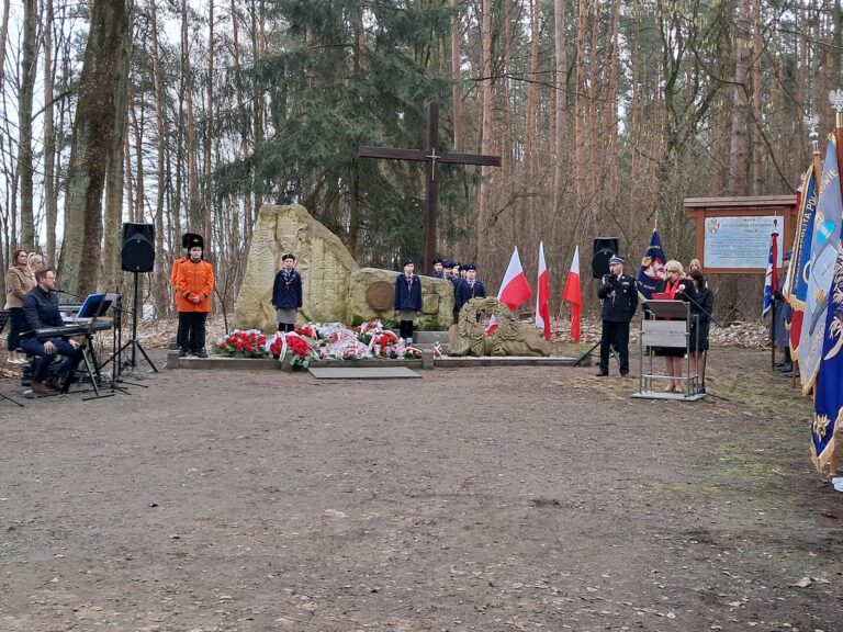 Uroczystości przy pomniku w Gaśnem.
