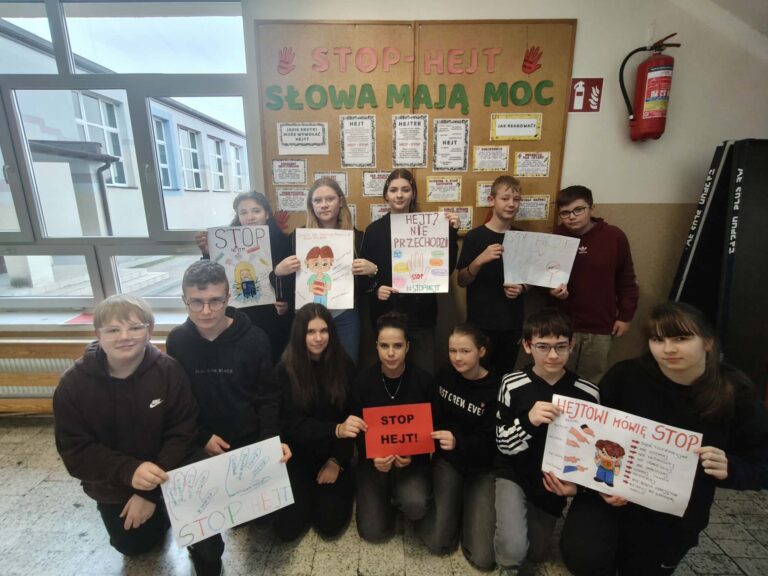 Uczniowie klasy VII - prezentacja plakatów.