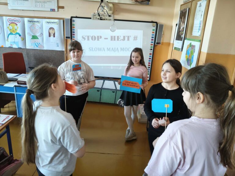 Uczniowie klasy  III podczas warsztatów z pedagogiem specjalnym - STOP HEJT - jak reagować?