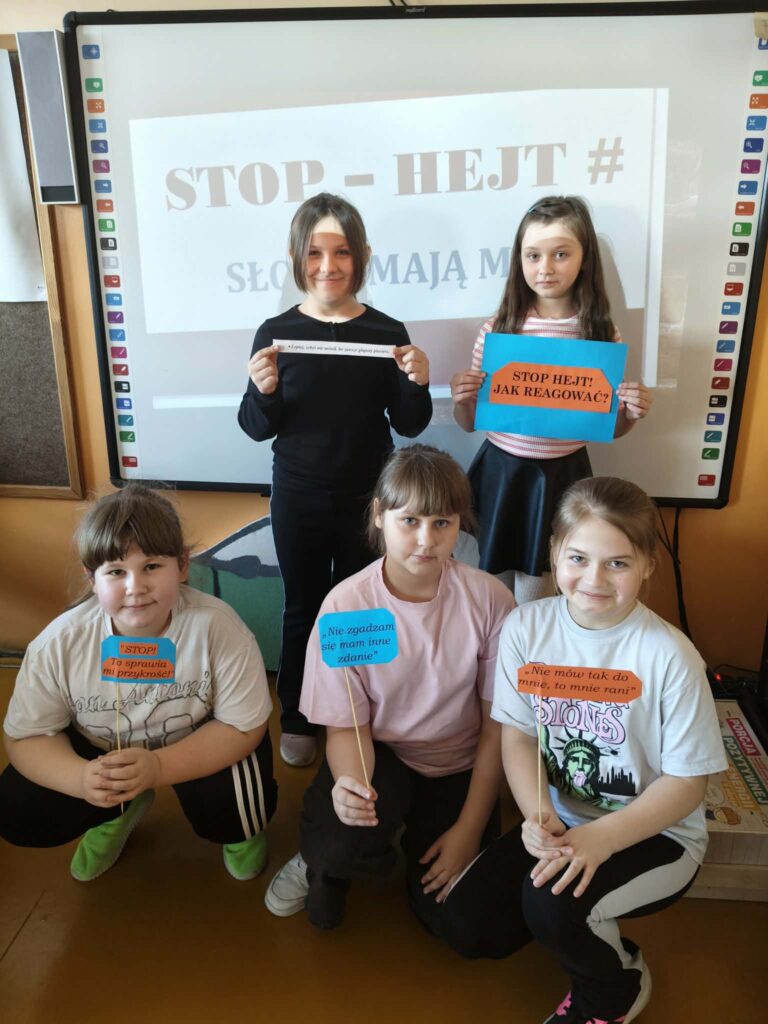 Uczniowie klasy II podczas warsztatów z pedagogiem specjalnym na temat „Słowa mają moc- STOP HEJT”.