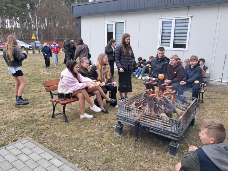 Ognisko dla uczestników zorganizowane przez KGW Gaśno.