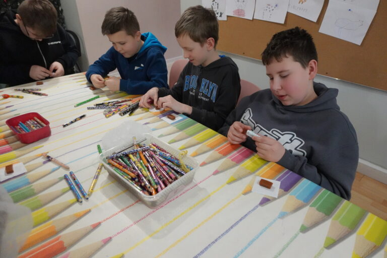 Zajęcia plastyczne – pakowanie krówek w własnoręcznie zaprojektowany papierek