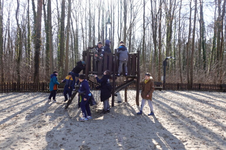 Chwila przerwy między zajęciami – plac zabaw w Karolinie.